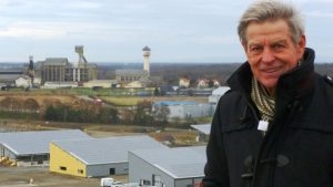 jean-claude-mensch-maire-dungersheim-devant-la-centrale-photovoltaique_0